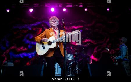 DIE EDEN-SESSIONS BEGANNEN MIT EINEM FRÖHLICHEN START MIT EINEM ÜBERFÜLLTEN HAUS, DAS DIE ERSTE SHOW IHRER GRAVITY TREPPEN TOUR SPIELTE. Stockfoto