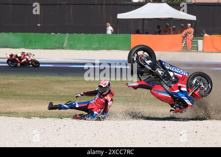 Misano Adriatico, Rimini, Italien. Juni 2024. (7) Iker Lecuona aus Spanien vom Team HRC, fährt Honda CBR1000-RR Crash während der FIM Motul Superbike World Championship - Free Training Session der Emilia Romagna Round auf dem Marco Simoncelli World Circuit in Misano Adriatico am 16. Juni 2024 in Misano Adriatico, Rimini, Italien. Quelle: Roberto Tommasini/Alamy Live News Stockfoto