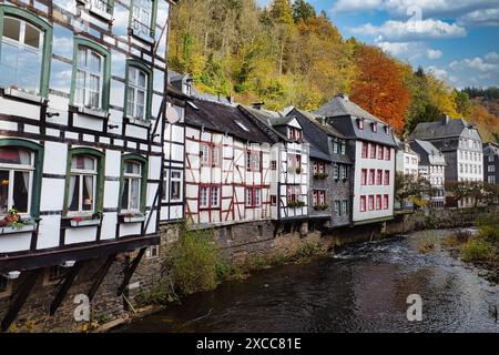 Die Rur fließt friedlich durch die malerische Stadt Monschau in der Nordeifel nahe dem Rursee und dem Nationalpark Eifel, Deutschland, Nordrhein Stockfoto