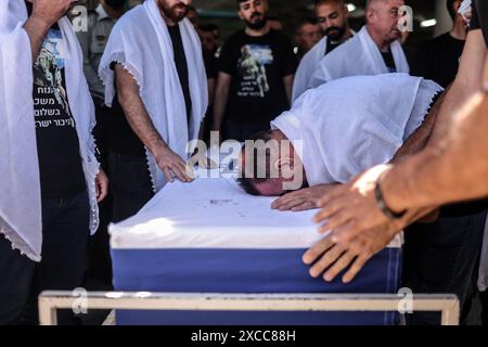 Beit Jann, Israel. Juni 2024. Ein Mann weint auf den mit Fahnen überzogenen Sarg des israelischen Soldaten Wassem Mahmoud, der bei seiner Beerdigung in Beit Jann bei der Explosion eines Panzerpersonals in der Nähe der Stadt Rafah im Süden des Gazastreifens getötet wurde. Acht israelische Soldaten seien bei Kämpfen in Rafah im südlichen Gazastreifen getötet worden, sagten die Streitkräfte am Samstag. Quelle: Ilia Yefimovich/dpa/Alamy Live News Stockfoto