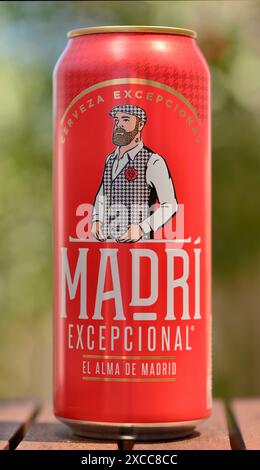 Madri außergewöhnliche spanische Cerveza Bier Red Dose im Freien Stockfoto