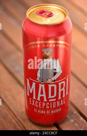 Madri-Bier außergewöhnliches spanisches Cerveza-Bier, rote Dose im Freien auf Holztisch Stockfoto