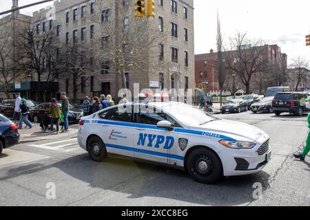 Ein Polizeiauto von New York City an einer Kreuzung mit Fußgängern Stockfoto