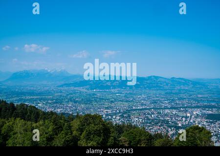 Österreich, Panoramalandschaft Berg Naturblick vom pfaender Gipfel über Baumspitzen Weitblick über alpen, bregenzer Stadthäuser bis Saentis Gipfel mit Stockfoto