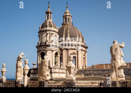 Der Dom von Catania (Kathedrale von Catania) vom Balkon um die Kuppel der nahegelegenen Chiesa della Badia di Sant'Agata (Abtei St Agatha) Stockfoto