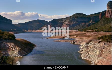 Panorama des Stausees Sau mit Sant Romà de Sau im Fluss Ter, in der Provinz Girona, Katalonien, Spanien Stockfoto