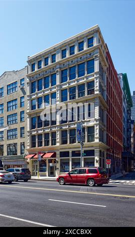 NYC Chinatown: 268 Canal Street, ein Wahrzeichen von NYC Gusseisen Loft Gebäude, heute beherbergt Charles B. Wang Community Health Center. Stockfoto