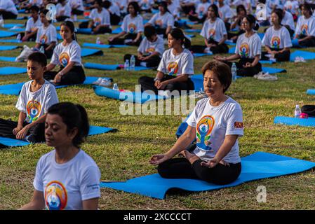 Bangkok, Thailand. Juni 2024. Die Menschen nehmen an der Yoga-Praxis-Veranstaltung zum Internationalen Tag des Yoga an der Universität Chulalongkorn Teil. Der Internationale Tag des Yoga wird seit 2015 weltweit jährlich am 21. Juni gefeiert, nachdem er 2014 in der Generalversammlung der Vereinten Nationen ins Leben gerufen wurde. Quelle: SOPA Images Limited/Alamy Live News Stockfoto