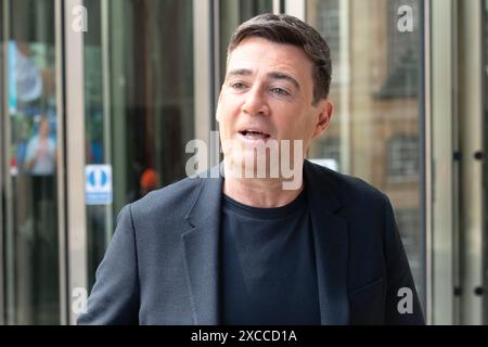 London, Großbritannien. Juni 2024. Im Bild: Andy Burnham – Bürgermeister von Greater Manchester verlässt das BBC Broadcasting House, nachdem er am Sonntag mit Laura Kuenssberg als Gast auftrat. Quelle: Justin Ng/Alamy Live News Stockfoto