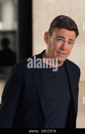 London, Großbritannien. Juni 2024. Im Bild: Andy Burnham – Bürgermeister von Greater Manchester verlässt das BBC Broadcasting House, nachdem er am Sonntag mit Laura Kuenssberg als Gast auftrat. Quelle: Justin Ng/Alamy Live News Stockfoto