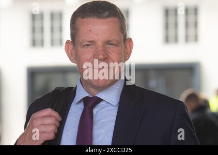 London, Großbritannien. Juni 2024. Im Bild: Rhun ap Iorwerth - Anführer von Plaid Cymru verlässt das BBC Broadcasting House, nachdem er am Sonntag mit Laura Kuenssberg als Gast auftrat. Quelle: Justin Ng/Alamy Live News Stockfoto