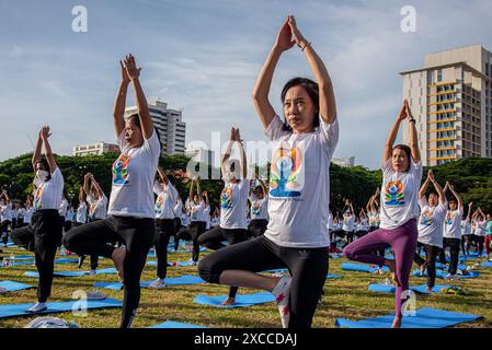 Bangkok, Thailand. Juni 2024. Die Menschen nehmen an der Yoga-Praxis-Veranstaltung zum Internationalen Tag des Yoga an der Universität Chulalongkorn Teil. Der Internationale Tag des Yoga wird seit 2015 weltweit jährlich am 21. Juni gefeiert, nachdem er 2014 in der Generalversammlung der Vereinten Nationen ins Leben gerufen wurde. (Foto: Peerapon Boonyakiat/SOPA Images/SIPA USA) Credit: SIPA USA/Alamy Live News Stockfoto