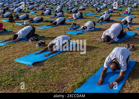 Bangkok, Thailand. Juni 2024. Die Menschen nehmen an der Yoga-Praxis-Veranstaltung zum Internationalen Tag des Yoga an der Universität Chulalongkorn Teil. Der Internationale Tag des Yoga wird seit 2015 weltweit jährlich am 21. Juni gefeiert, nachdem er 2014 in der Generalversammlung der Vereinten Nationen ins Leben gerufen wurde. (Foto: Peerapon Boonyakiat/SOPA Images/SIPA USA) Credit: SIPA USA/Alamy Live News Stockfoto