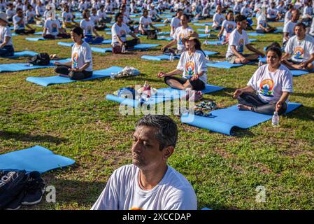 Bangkok, Thailand. Juni 2024. Die Menschen nehmen an der Yoga-Praxis-Veranstaltung zum Internationalen Tag des Yoga an der Universität Chulalongkorn Teil. Der Internationale Tag des Yoga wird seit 2015 weltweit jährlich am 21. Juni gefeiert, nachdem er 2014 in der Generalversammlung der Vereinten Nationen ins Leben gerufen wurde. (Foto: Peerapon Boonyakiat/SOPA Images/SIPA USA) Credit: SIPA USA/Alamy Live News Stockfoto