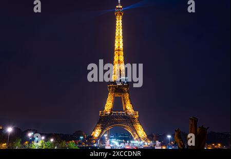 Eiffelturm in Paris, Blick vom Trocadero-Platz und Girl Posing Stockfoto