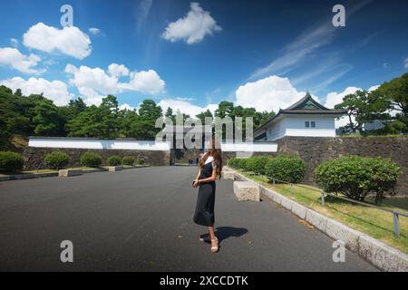 Japan, Tokio. Mädchen im japanischen Stil in der Parkfotografie Stockfoto