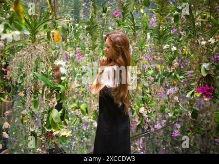 Tokio, Japan. Ein Mädchen in der Nähe frischer Blumen in der TeamLab-Attraktion Stockfoto