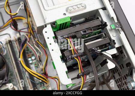 Interne Ansicht der Desktop-Festplatten und -Kabel Stockfoto
