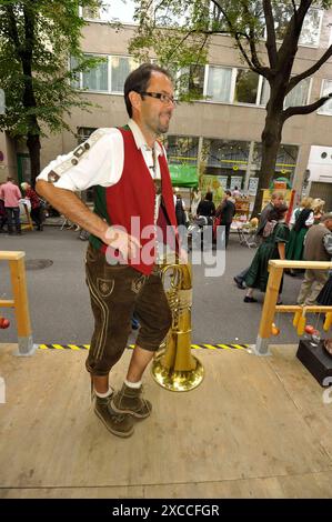 Tragen traditioneller steirischer Lederhosen, Volkskultur und Mode traditionelle Lederhosen, genannt Lederhosen Stockfoto