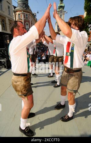 Tragen traditioneller steirischer Lederhosen, Volkskultur und Mode traditionelle Lederhosen, genannt Lederhosen Stockfoto