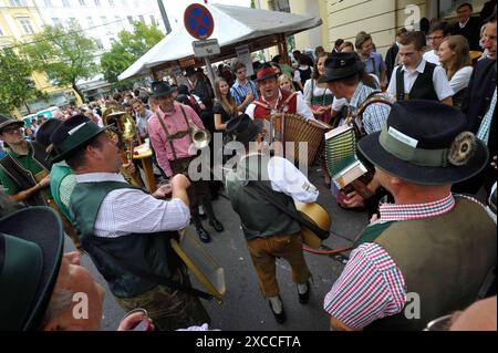 Tragen traditioneller steirischer Lederhosen, Volkskultur und Mode traditionelle Lederhosen, genannt Lederhosen Stockfoto