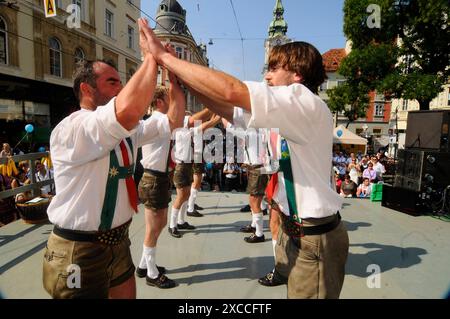 Tragen traditioneller steirischer Lederhosen, Volkskultur und Mode traditionelle Lederhosen, genannt Lederhosen Stockfoto