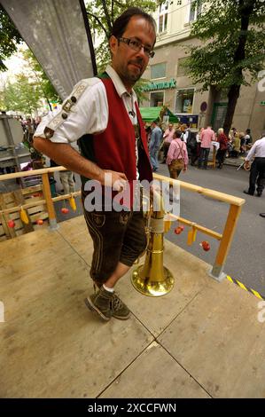 Tragen traditioneller steirischer Lederhosen, Volkskultur und Mode traditionelle Lederhosen, genannt Lederhosen Stockfoto