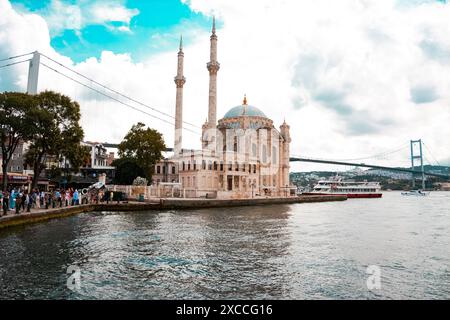 Die wunderschöne Aussicht auf die Ortakoy Moschee mit einer Menschenmenge in der Nähe. Istanbul, Türkei Stockfoto