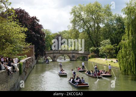 Die Leute genießen Punt-Touren entlang des Flusses Cam in Cambridge. Bilddatum: Sonntag, 17. Juni 2024. Stockfoto