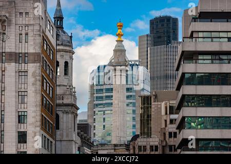 London, Vereinigtes Königreich - 2. Juli 2010 : The Monument to the Great Fire of London. Eine goldene Urne mit dorischer Säule, die an das verheerende Feuer erinnert. Stockfoto