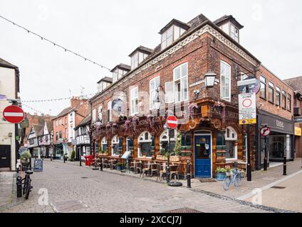 The Eagle Vaults ist ein Pub aus dem 17. Jahrhundert im Herzen von Worcester. Es ist ein denkmalgeschütztes Gebäude mit einer Fassade aus Fliesen und geätzten Fenstern. Stockfoto