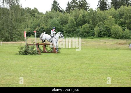 Luhmuhlen, Deutschland. Juni 2024. Laura Birley aus Großbritannien mit Bob Cotton Bandit während des CCI5* Cross Country bei den Longines Luhmuhlen Horse Trials am 15. Juni 2024, Luhmuhlen, Deutschland (Foto von Maxime David - MXIMD Pictures) Credit: MXIMD Pictures/Alamy Live News Stockfoto