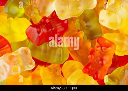 Ein Makrobild von vielen farbigen Gummibären Stockfoto
