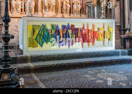 Farbenfrohe Hochaltärmel in der Kathedrale von Worcester stellen die Gipfel des Kathdral dar, die sich im Fluss Severn spiegeln. Stockfoto