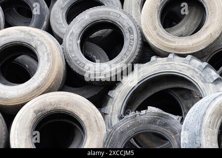 Detail eines Lagers mit alten Industriereifen Stockfoto