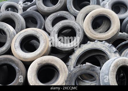 Detail eines Lagers mit alten Industriereifen Stockfoto