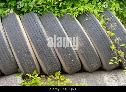 Eine Gruppe alter verlassener Reifen Stockfoto