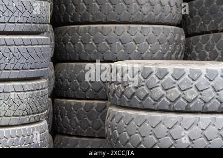 Detail eines Lagers mit alten Industriereifen Stockfoto