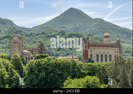 Die antike Rocchetta Mattei umgeben von Grün, Savignano, Grizzana Morandi, Italien Stockfoto