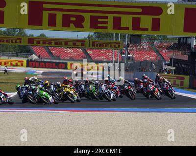 Ita. Juni 2024. Starte Superpole während der FIM Superbike Championship – italienische Runde Welt Superbikes Pirelli Emilia-Romagna Round 14-16 Juli 2024 auf Misano Adriatico, Italien. (Foto: Fabio Averna/SIPA USA) Credit: SIPA USA/Alamy Live News Stockfoto