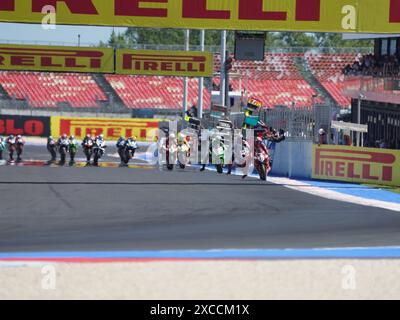 Ita. Juni 2024. Starte Superpole während der FIM Superbike Championship – italienische Runde Welt Superbikes Pirelli Emilia-Romagna Round 14-16 Juli 2024 auf Misano Adriatico, Italien. (Foto: Fabio Averna/SIPA USA) Credit: SIPA USA/Alamy Live News Stockfoto