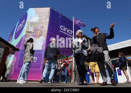 London, Großbritannien. Juni 2024. Juni 2024; Cinch Championships, Queens Club, West Kensington, London, England: Cinch Championships Queens Club, Qualifikationstag 2; Zuschauer, die im Queens Club ankommen Credit: Action Plus Sports Images/Alamy Live News Stockfoto