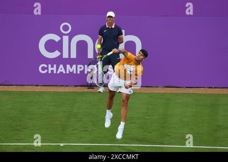 London, Großbritannien. Juni 2024. Juni 2024; Cinch Championships, Queens Club, West Kensington, London, England: Cinch Championships Queens Club, Qualifikationstag 2; verteidigender Cinch Champion Carlos Alcaraz (ESP) dient Francisco Cerundolo (ARG) während seines Trainings auf dem Centre Court mit Juan Carlos Ferrero, der auf Credit: Action Plus Sports Images/Alamy Live News blickt Stockfoto