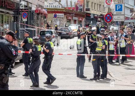 Hamburg, Deutschland. Juni 2024. Polizisten stehen am Tatort. Die Polizei hat einen Mann erschossen, der mit einer Spitzhacke und einem Molotow-Cocktail bewaffnet ist, in der Nähe der Reeperbahn in Hamburg-St. Pauli. Er wurde ins Bein geschlagen und wird medizinisch behandelt, sagte ein Polizeisprecher am Sonntag. Quelle: Bodo Marks/dpa/Alamy Live News Stockfoto