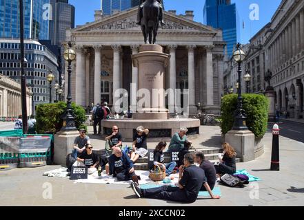 London, Großbritannien. Juni 2024. Die Aktivisten veranstalten ein Protestpicknick neben der Bank Junction vor der Abstimmung über die vollständige Wiedereröffnung der Kreuzung für Taxis. Die Aktivisten, die sich dagegen wehren, Fahrzeuge an der Kreuzung zu erlauben, nennen Sicherheitsfragen als Hauptgrund dafür, dass die Beschränkungen für viele Fahrzeuge, einschließlich Taxis, an Werktagen zwischen 7 und 19 Uhr aufrechterhalten werden. Quelle: Vuk Valcic/Alamy Live News Stockfoto