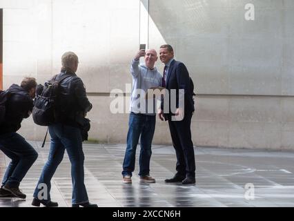 London, England, Großbritannien. Juni 2024. Der Anführer von Plaid Cymru RHUN AP IOWERTH wird außerhalb der BBC gesehen, nachdem er am Sonntag mit der Laura Kuenssberg Show auftrat. (Kreditbild: © Tayfun Salci/ZUMA Press Wire) NUR REDAKTIONELLE VERWENDUNG! Nicht für kommerzielle ZWECKE! Stockfoto