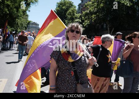 Madrid, Spanien. Juni 2024. Menschen protestieren während eines marsches gegen die Monarchie, das Ende von König Felipe VI. Und die Gründung der Republik in Puerta de Sol am 16. Juni 2024 in Madrid (Foto: Oscar Gonzalez/SIPA USA) Credit: SIPA USA/Alamy Live News Stockfoto