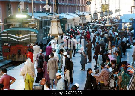 Lahore, Pakistan. Juni 2024. Am 16. Juni 2024 warten die Menschen auf einen Homebound-Zug vor Eid al-Adha in Lahore, Pakistan. Quelle: Sajjad/Xinhua/Alamy Live News Stockfoto