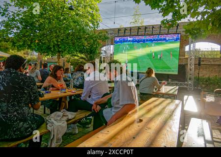 Fußball Europameisterschaft 2024, EM 2024, öffentliche Zuschauer, Fußballfans, UEFA Euro 2024, Austragung Juni 2024 , Berlin Fußball Europameisterschaft 2024, EM 2024, öffentliche Wiedergabe, Fußballfans, UEFA Euro 2024, Austragung Juni 2024, EM Quartier, Haubentaucher, Sommergarten, Biergarten, Friedrichshain, RAW Gelände, Berlin. *** Fußball-Europameisterschaft 2024, Europameisterschaft 2024, öffentlich gesehen, Fußballfans, UEFA Euro 2024, Juni 2024, Fußball-Europameisterschaft Berlin 2024, Europameisterschaft 2024, öffentliche Zuschauer, Fußballfans, UEFA Euro 2024, Juni 2024, EM Quartier, Haubentaucher, Stockfoto