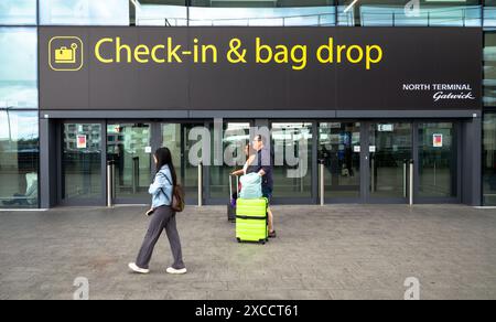 Ein großes Schild mit der Aufschrift „Check-in & Bag Drop“ über dem Eingang zum Check-in und Abflug am North Terminal, London Gatwick Airport, West Sussex, Großbritannien Stockfoto